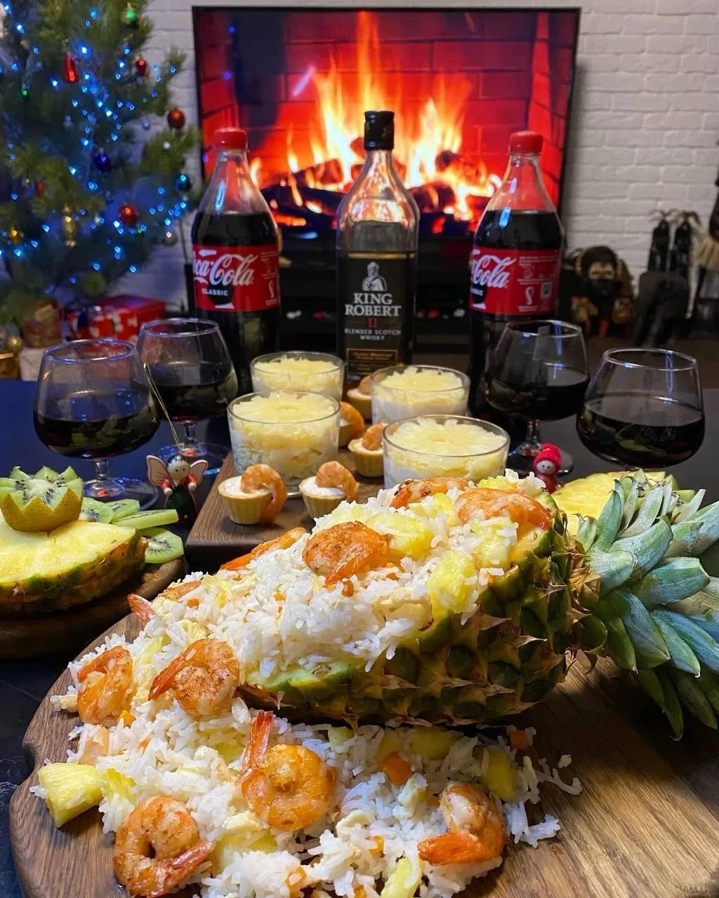 Рис с креветками в ананасе.