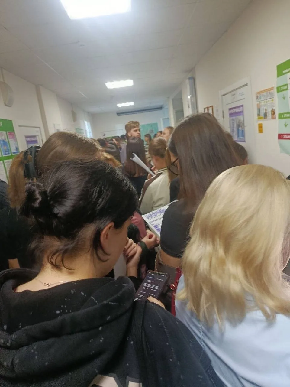 🗣Во Владивостоке сотни людей штурмуют поликлинику на Луговой, чтобы бесплатно пройти д...