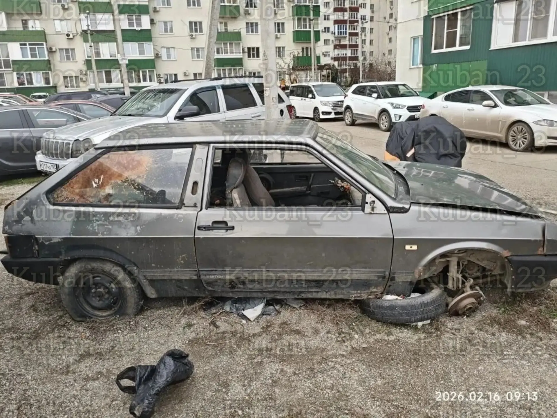 На улице Сормовской в Краснодаре заброшенная машина пугает жильцов