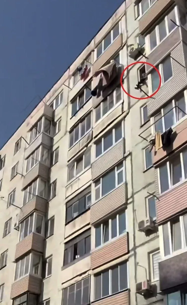 😳🚨92-летнюю пенсионерку в Приморье — женщину сняли с карниза седьмого этажа.