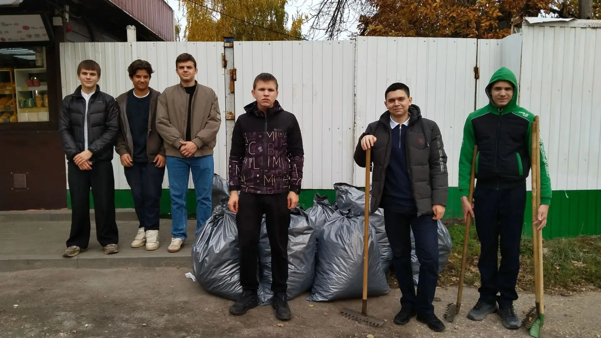Сегодня учащиеся нашей школы присоединились к общегородскому субботнику. Ребята с энтуз...