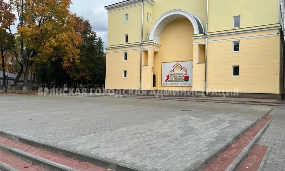 🎭 У ДК железнодорожников в Брянске готовят новое место для летних вечеров