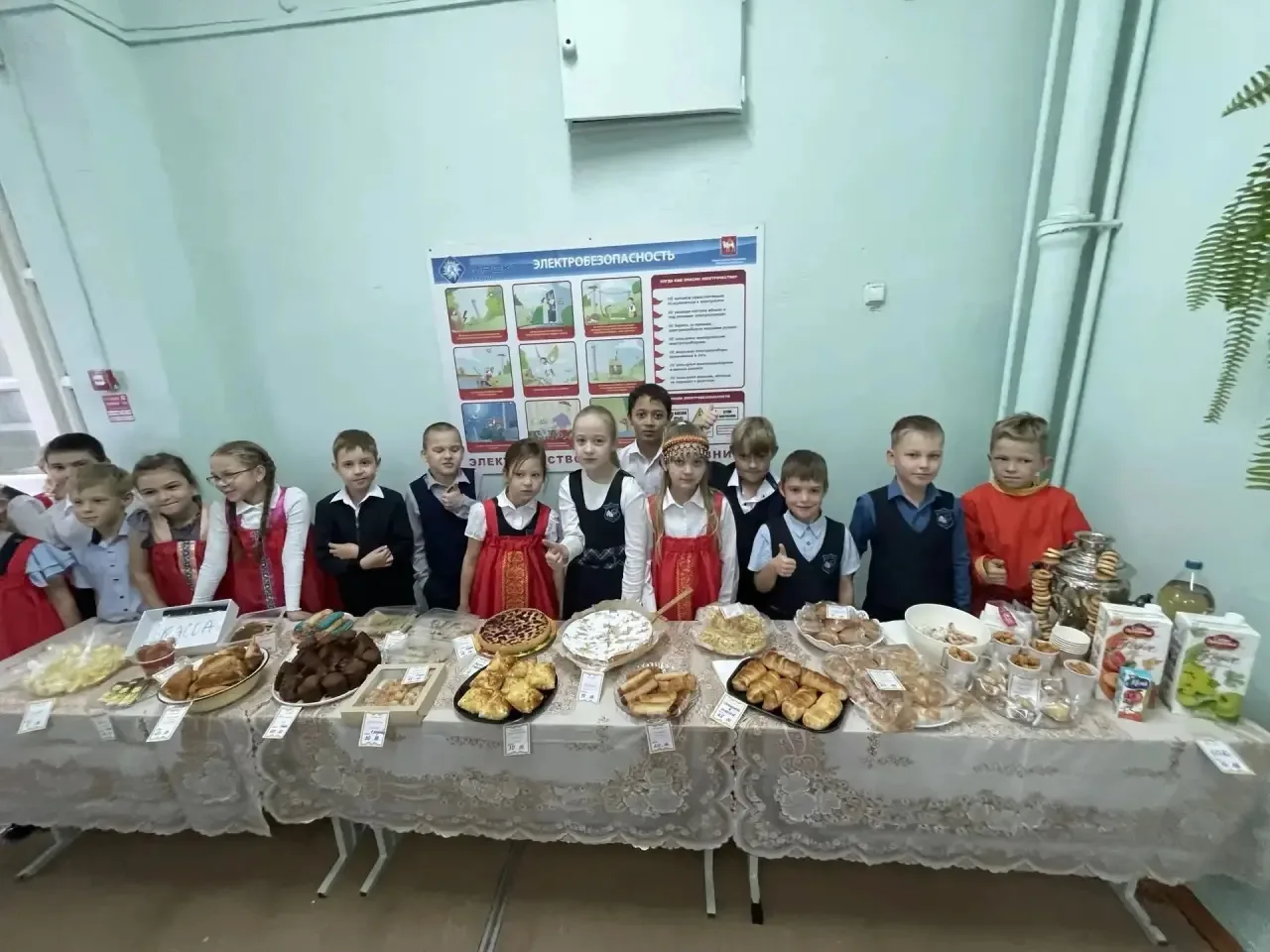 Сегодня для учеников 2А класса школьный коридор превратился в настоящую торговую площад...
