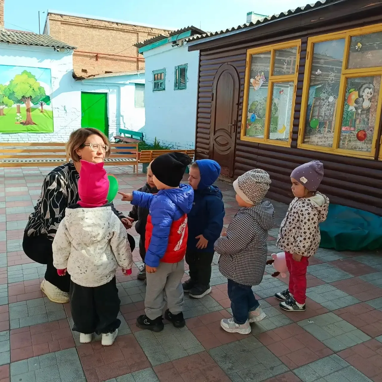 С самого раннего возраста необходимо знакомить детей с безопасным поведением на улицах,...