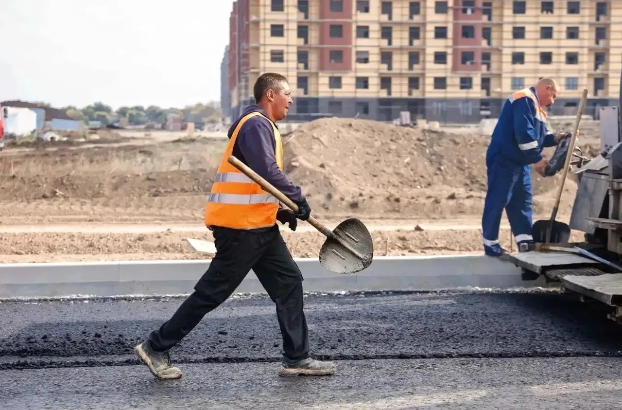 🚧 В Луганске на улице Андрея Линева укладывают асфальт
