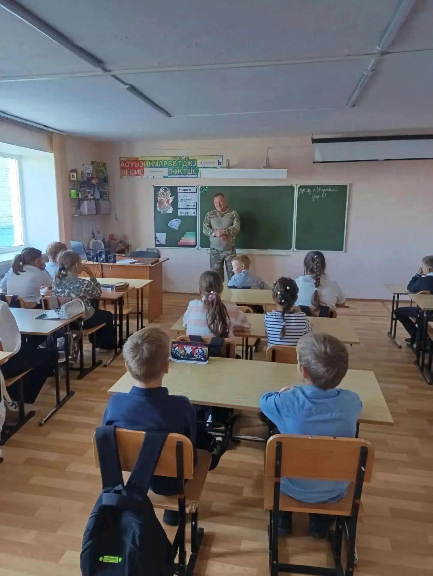 В МБОУ «Школа с. Анучино» для учеников 4-х классов прошел  урок мужества. Данная встреч...