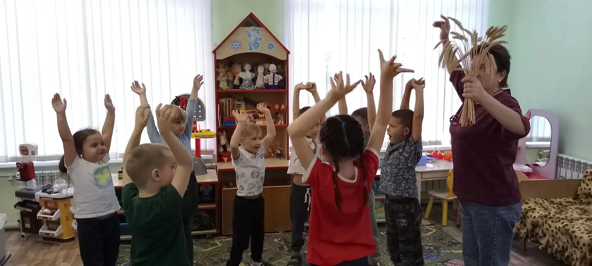 16 октября в подготовительной группе "Б" прошло тематическое занятие  " Хлеб - всему го...