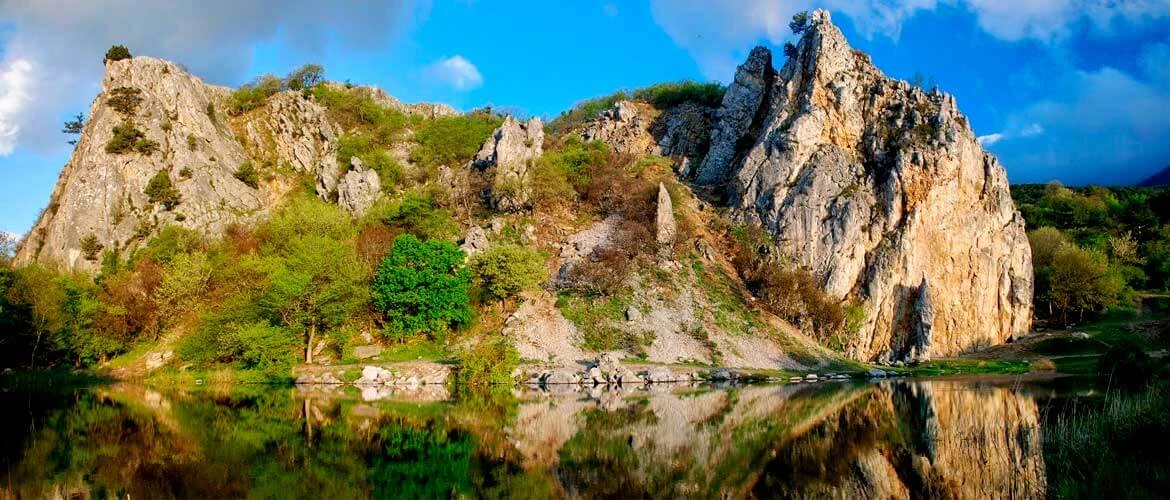 Красный камень