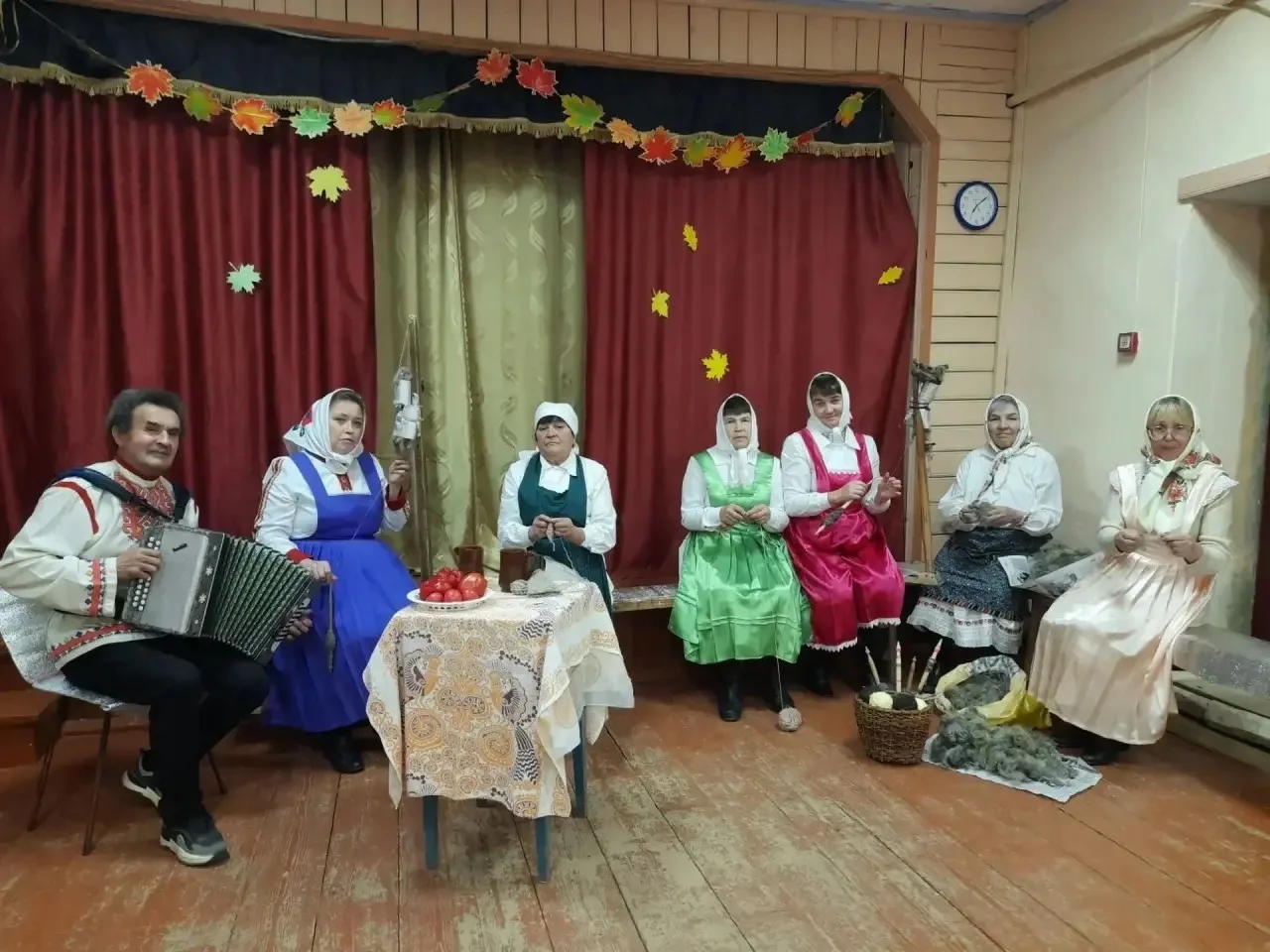🎼В Сареевском СК прошли женские посиделки «Вечер’ок», посвящённые Дню сельской женщины