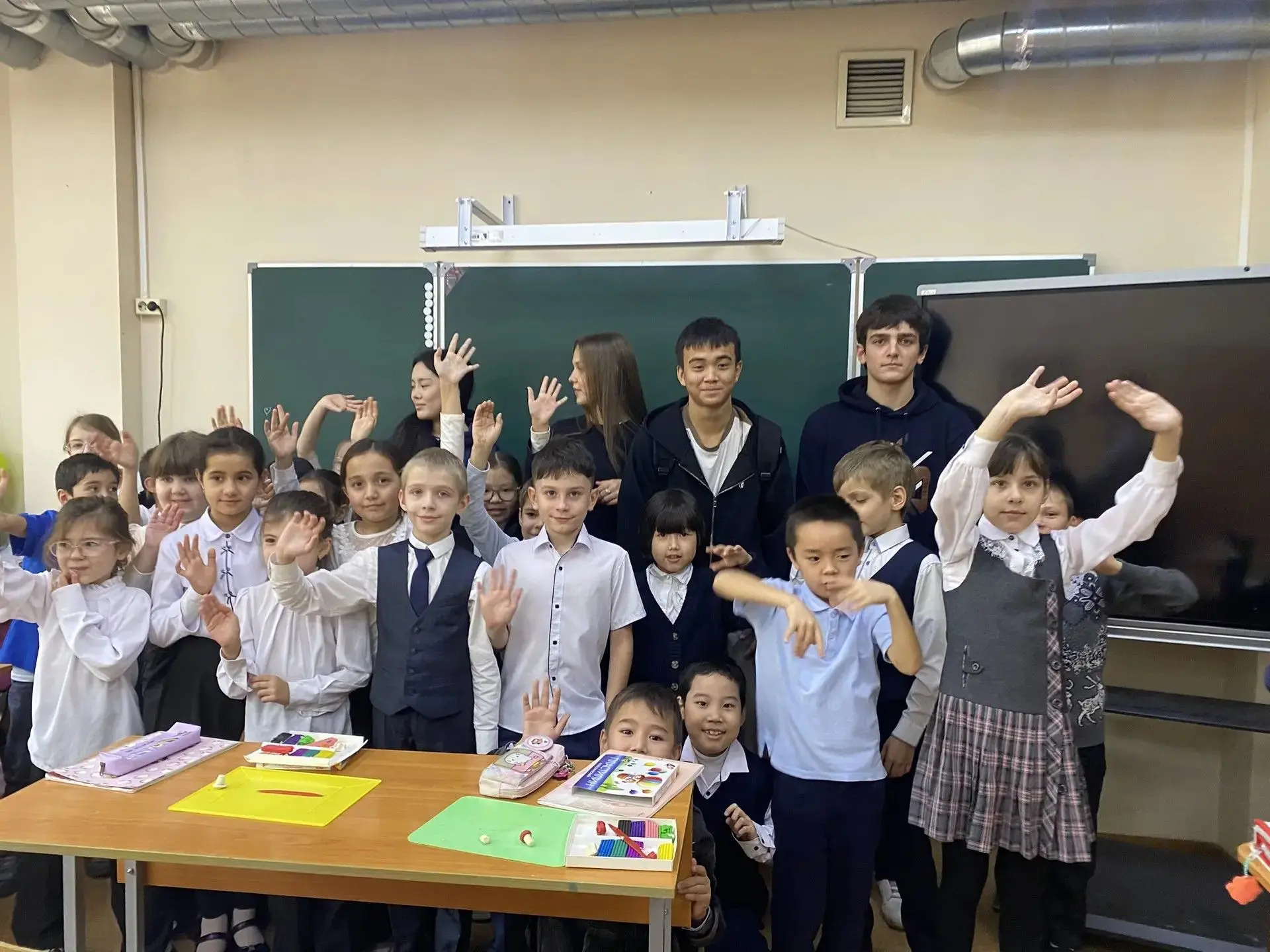 Ученики 10 «Б» побывали в гостях у 2 «А». Старшеклассники рассказали ребятам о спортивн...