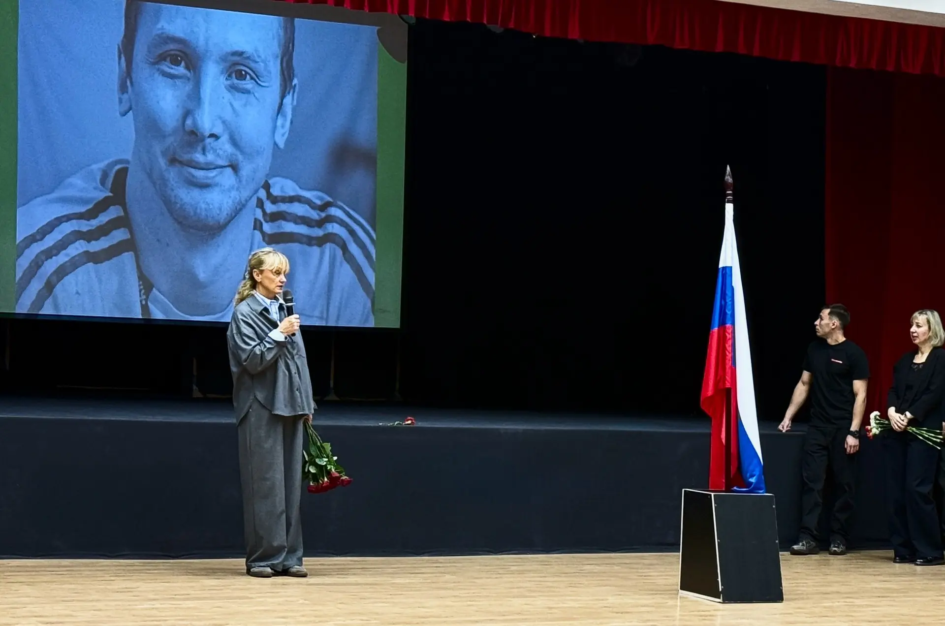 🇷🇺 Учебная неделя в нашей школе началась с традиционной линейки, но сегодня она была ...