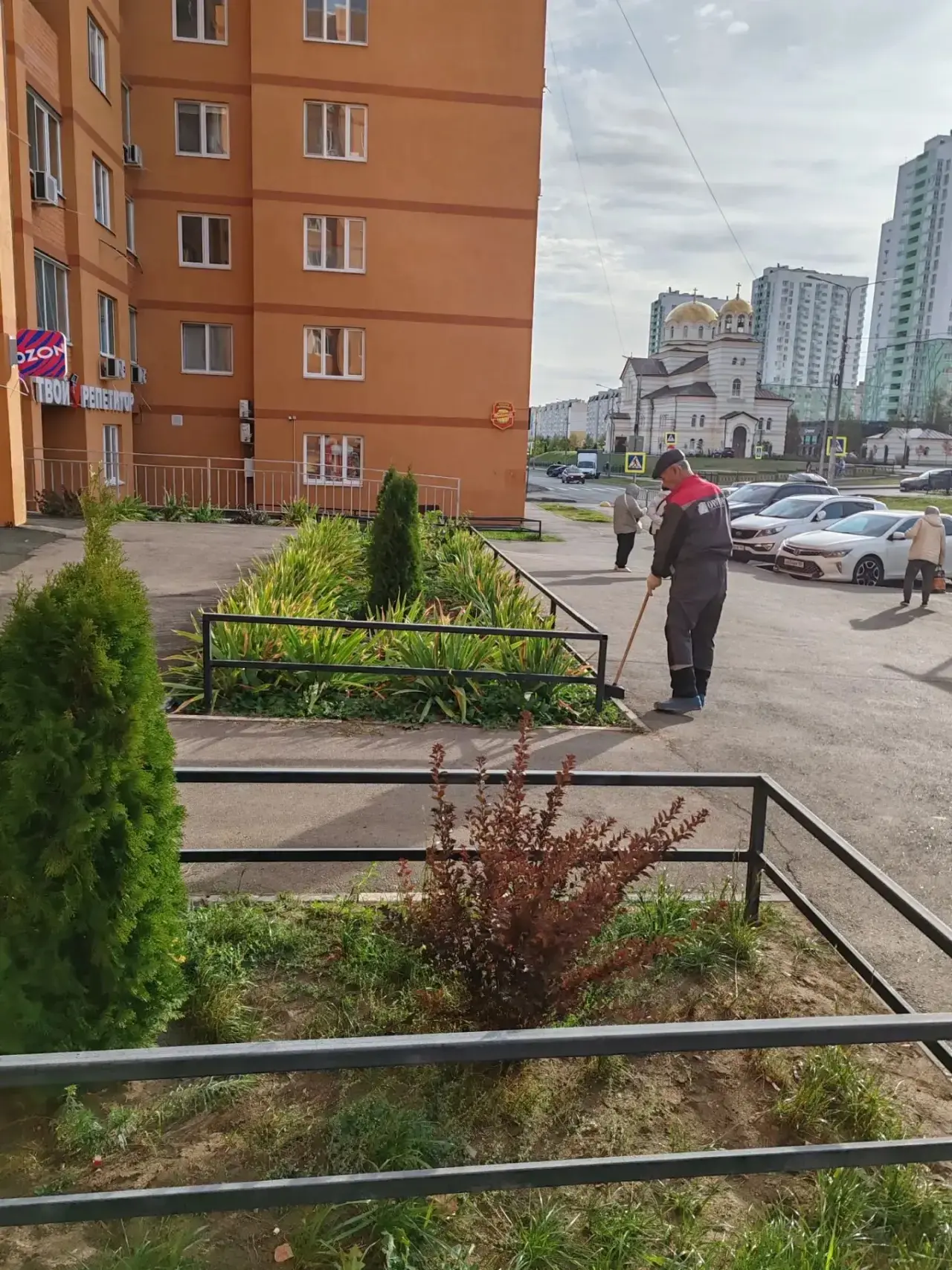 🧹 Работы по подметанию придомовых территорий домов УК «ОРИОН» выполняются на ежедневно...