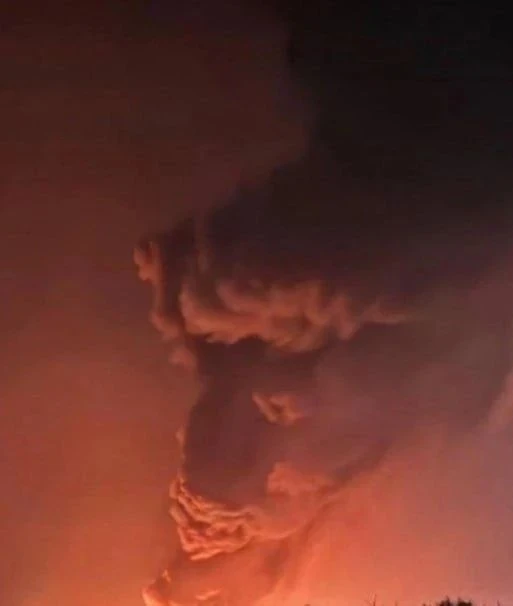 ‼️🇺🇦🔥Огромный столб дыма и огня под Хмельницким: атакована и пылает нефтебаза