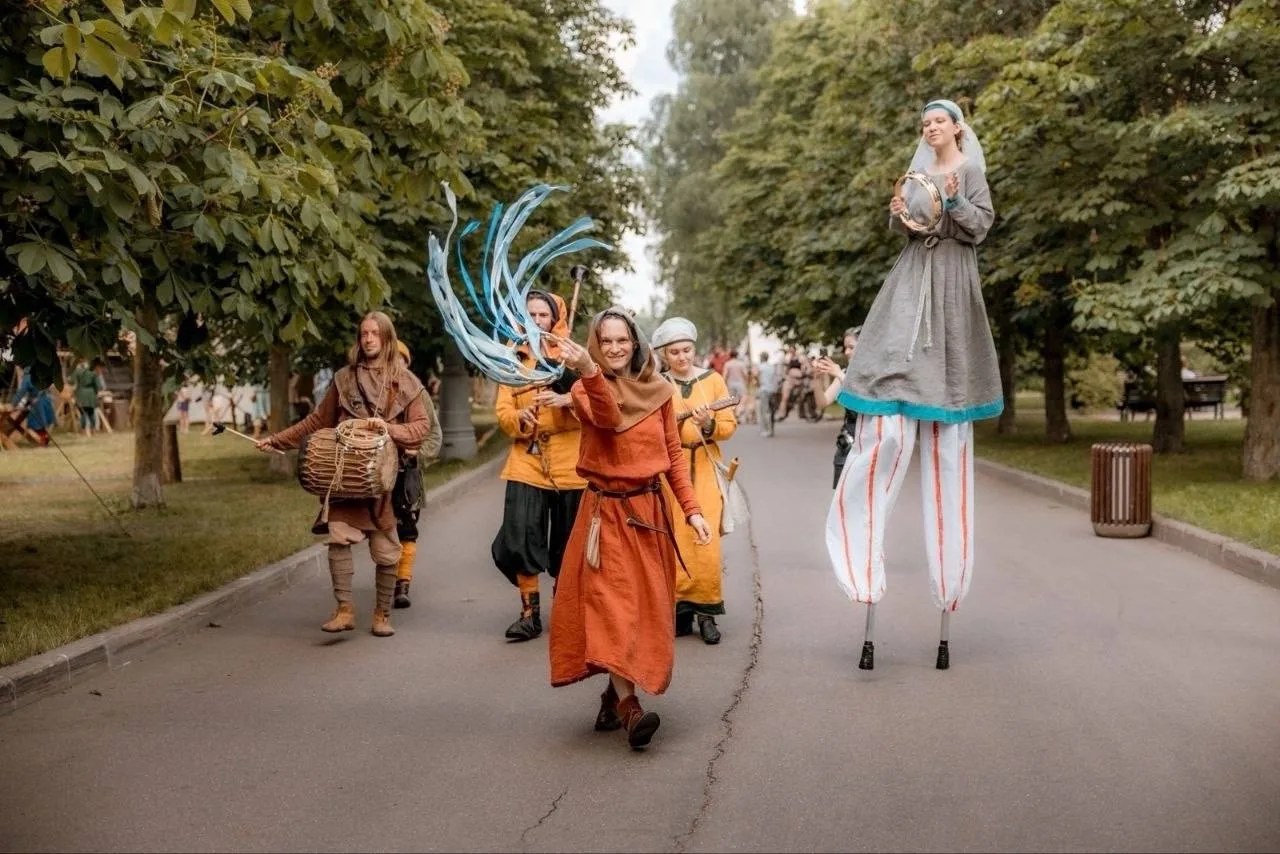 Уличный спектакль в Воронцовском парке