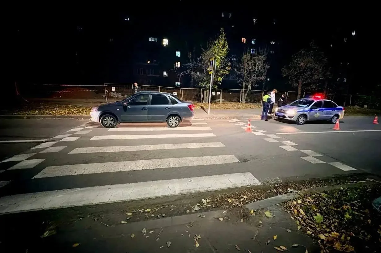 Автомобилист сбил двух подростков на улице Кадыкова