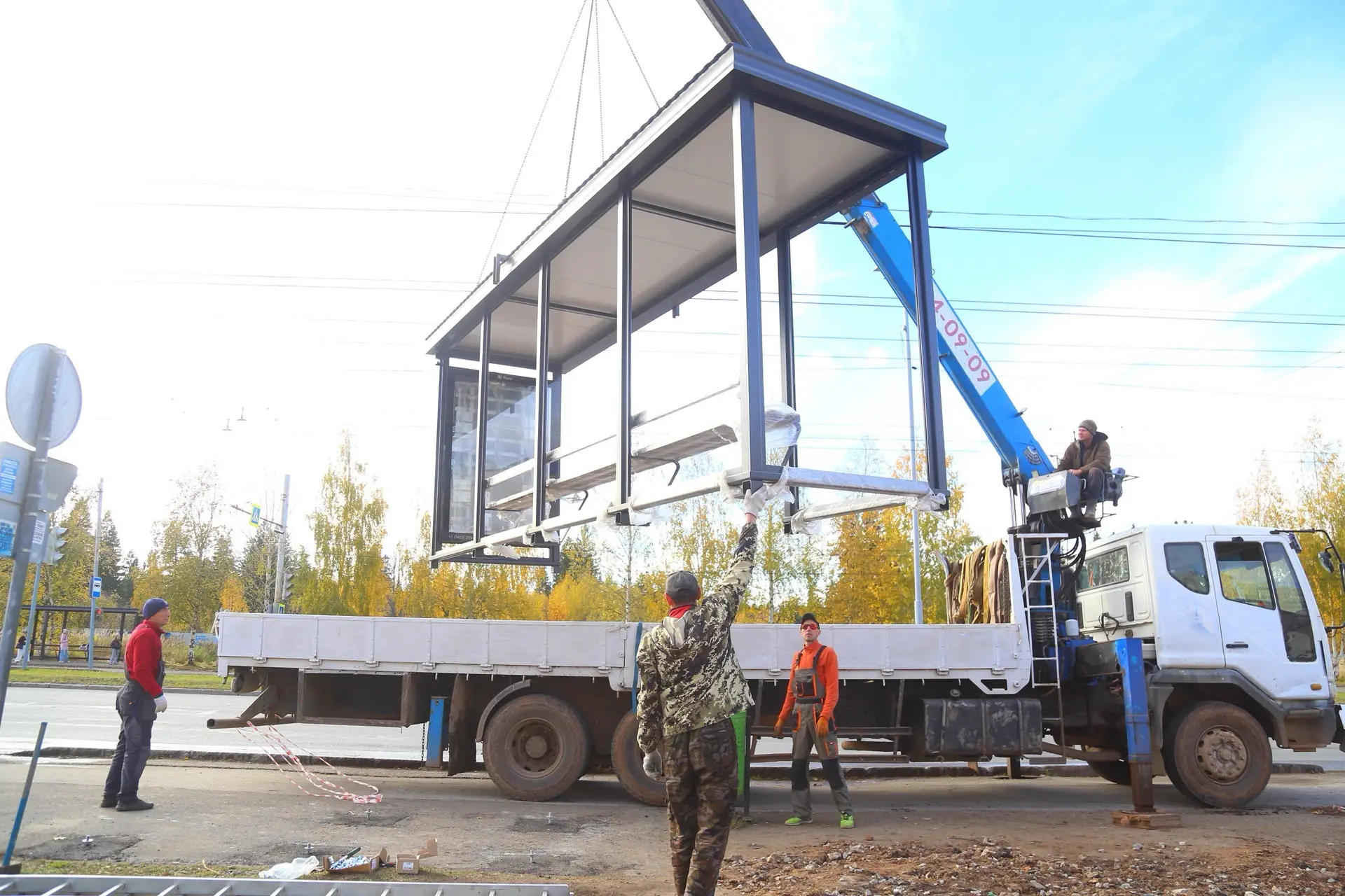 На остановке общественного транспорта «Ул. Ильфата Закирова» появились новые павильоны ...