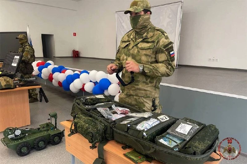 Росгвардейцы провели урок мужества для школьников ДНР.