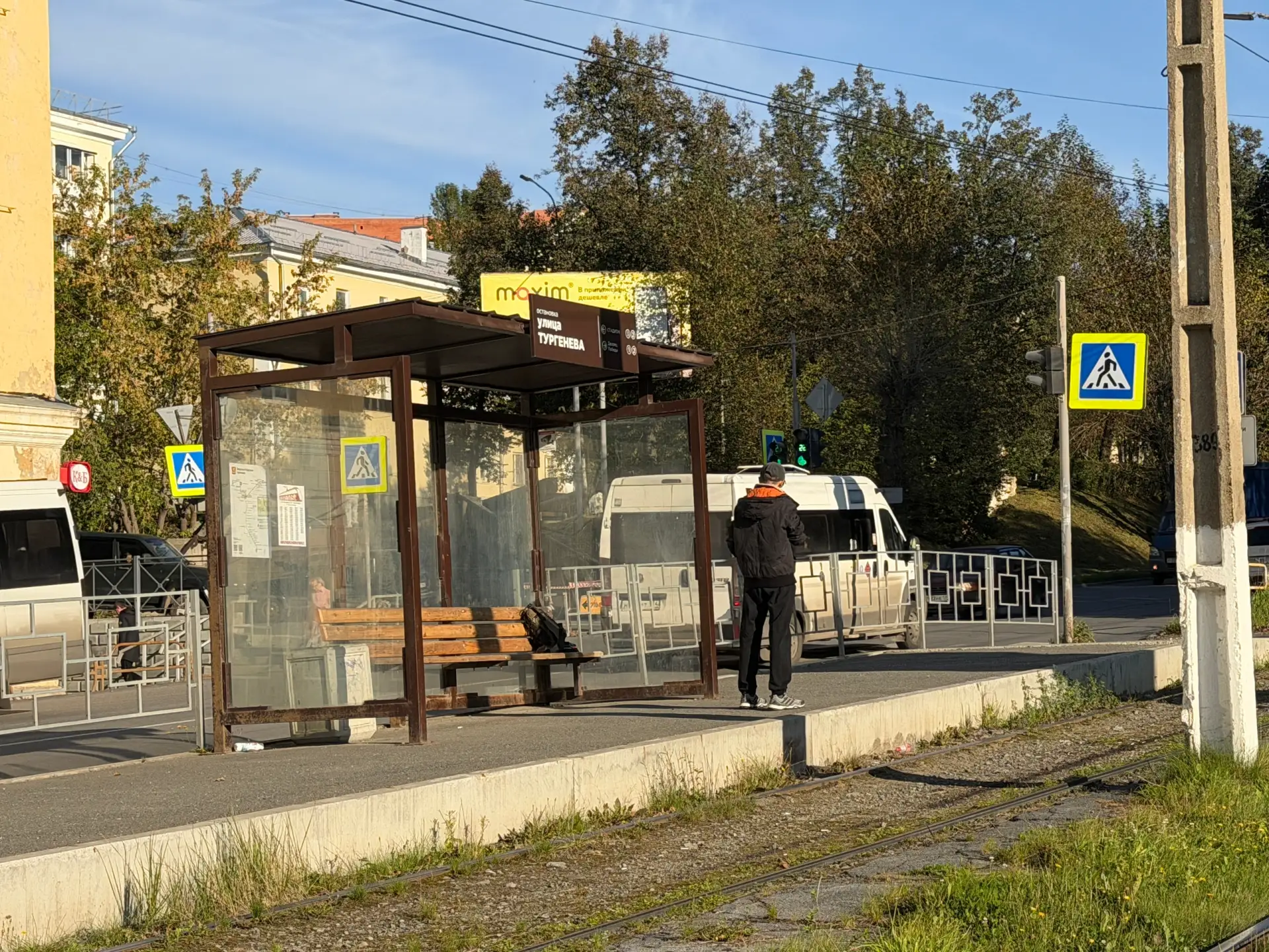 Бережнее! Златоустовцам рассказали, сколько стоит замена разбитого стекла остановки
