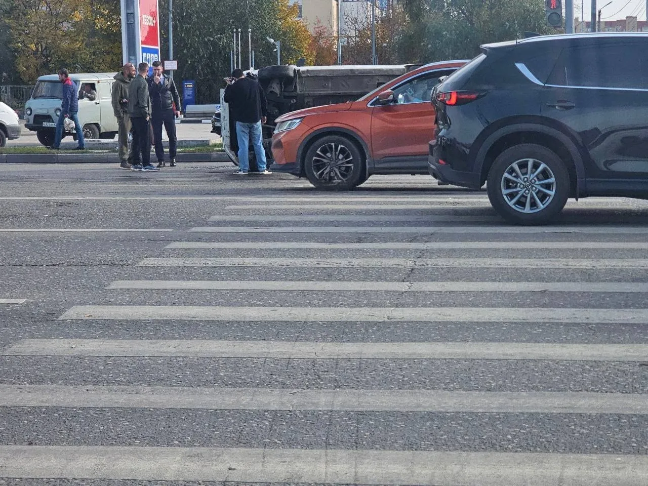 Массовое ДТП у ТЦ «Круиз»: легковушка перевернулась, ещё одна машина врезалась в автобу...