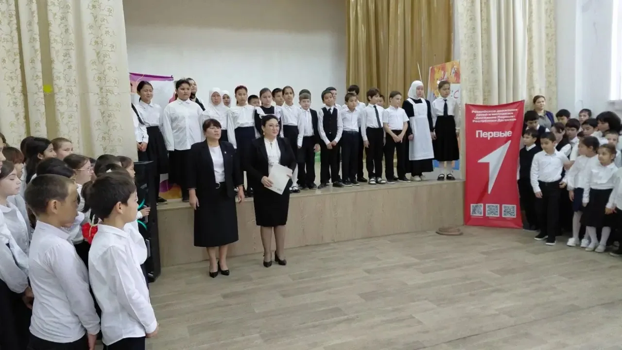 Утро понедельника началось с вноса флага РФ и исполнения гимна РФ. Право внести флаг пр...
