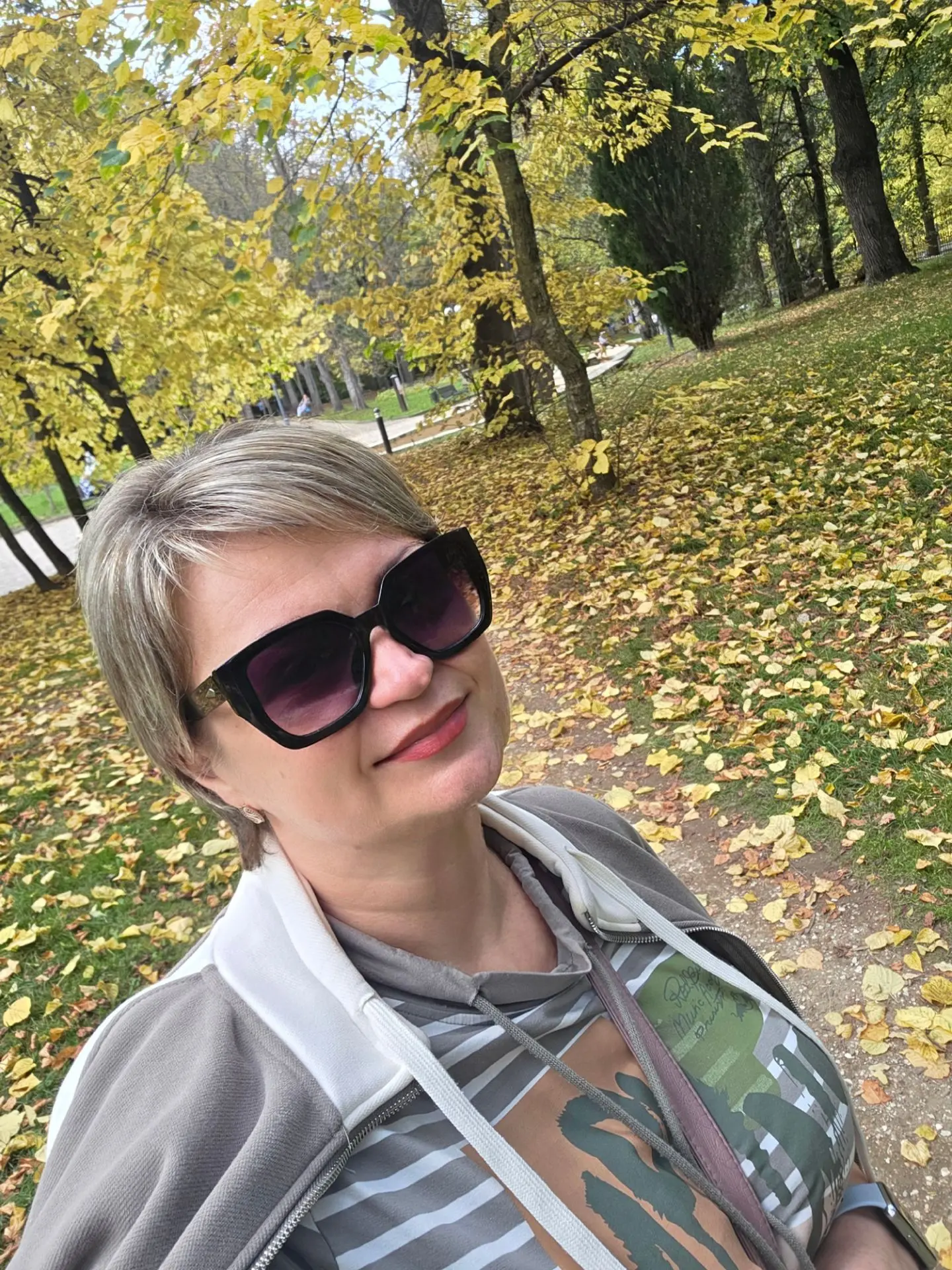 Когда "ребенок" срочно едет по делам, мать быстро "падает на хвост", выпрыгивает из маш...