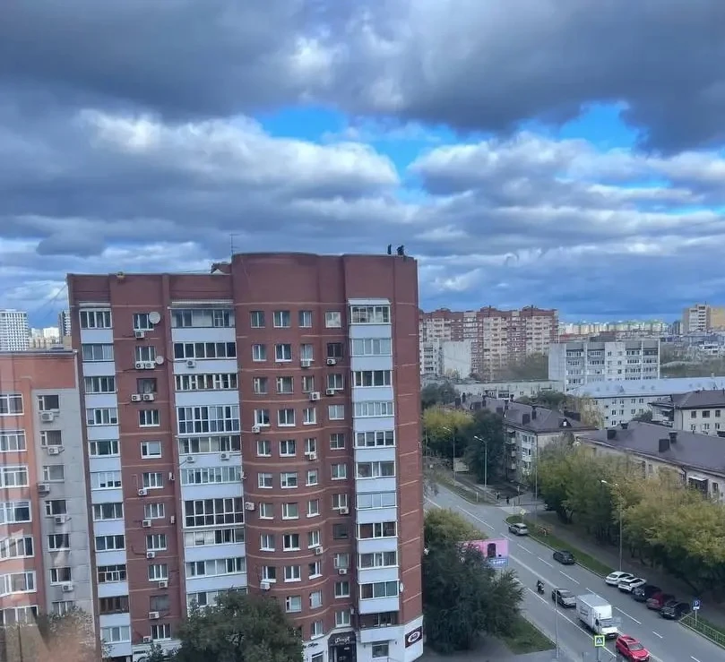 Подростки устроили прогулку по краю крыши 12‑этажного дома в центре Тюмени.