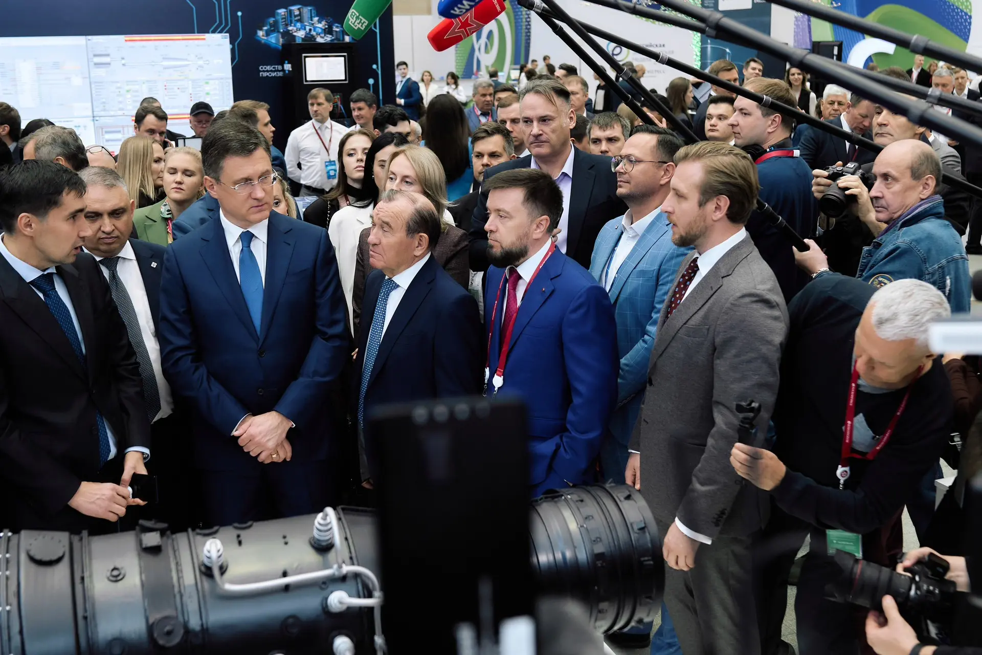 Александр Новак посетил стенд ИНТИ на Российской энергетической неделе