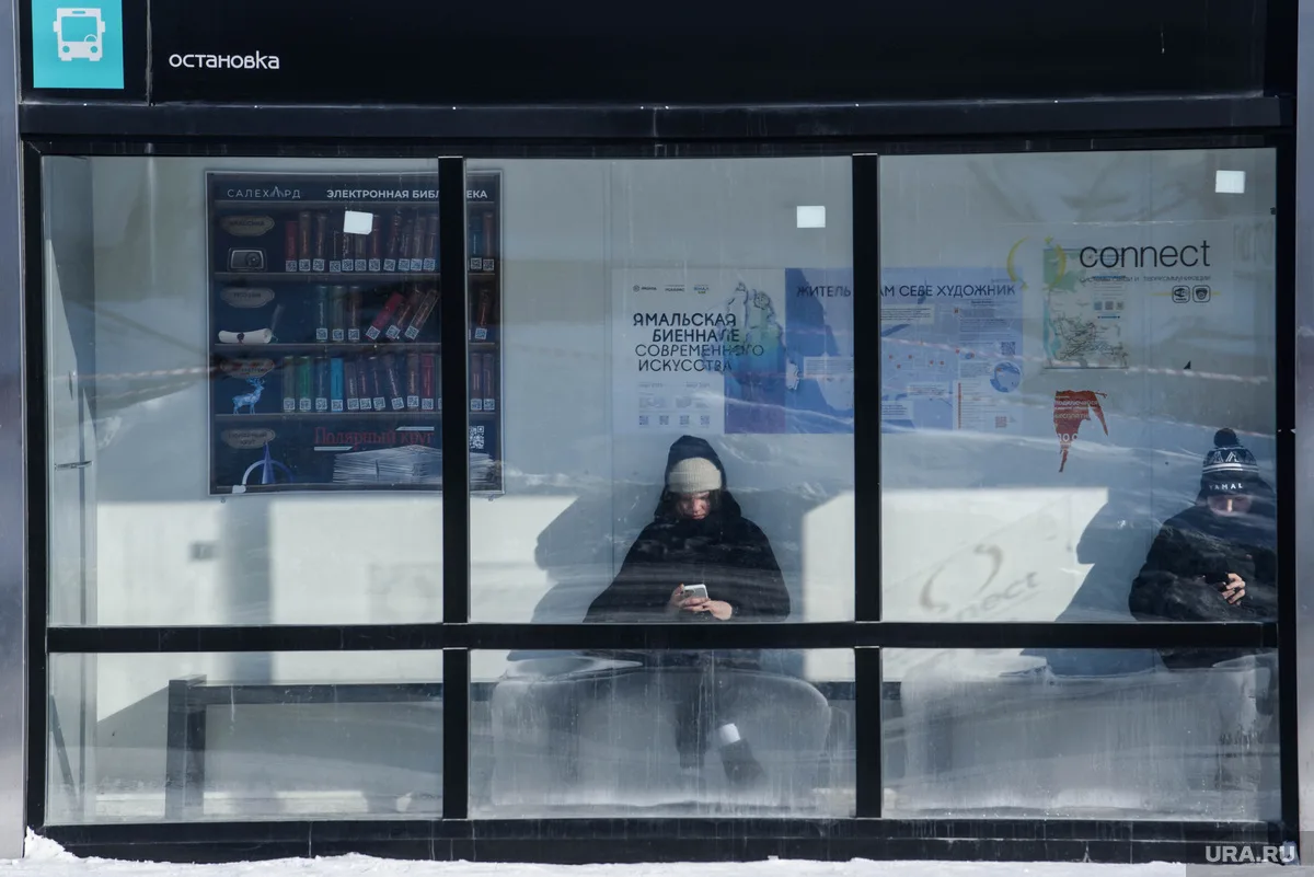 Теплые остановки с вокзала убирает мэр Губкинского
