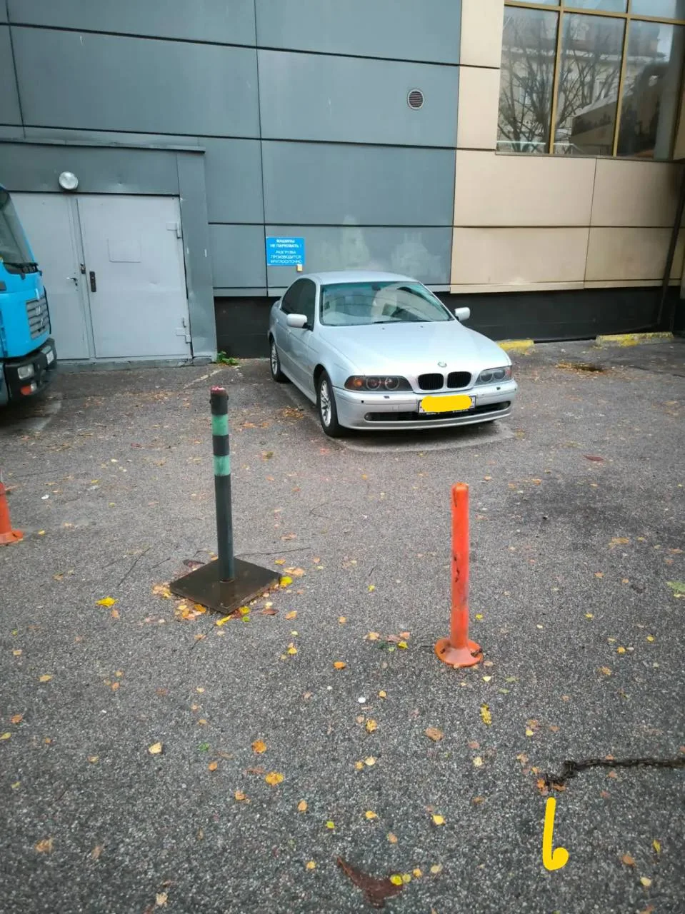 БМВ перекрыл выезд с рампы😡
