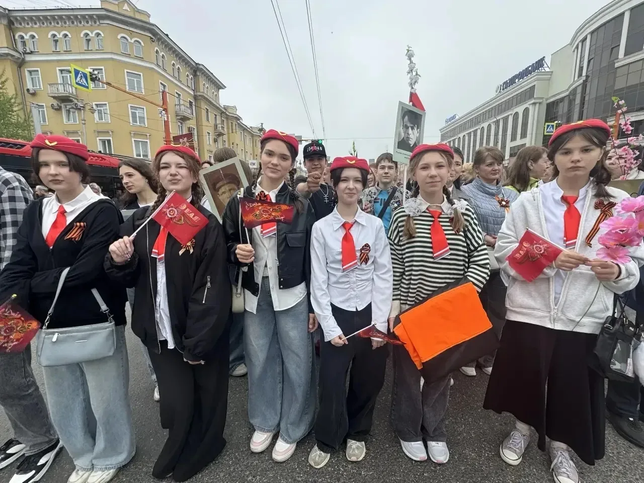 Мы помним! Коллектив 31 школы - в рядах Бессмертного полка.
