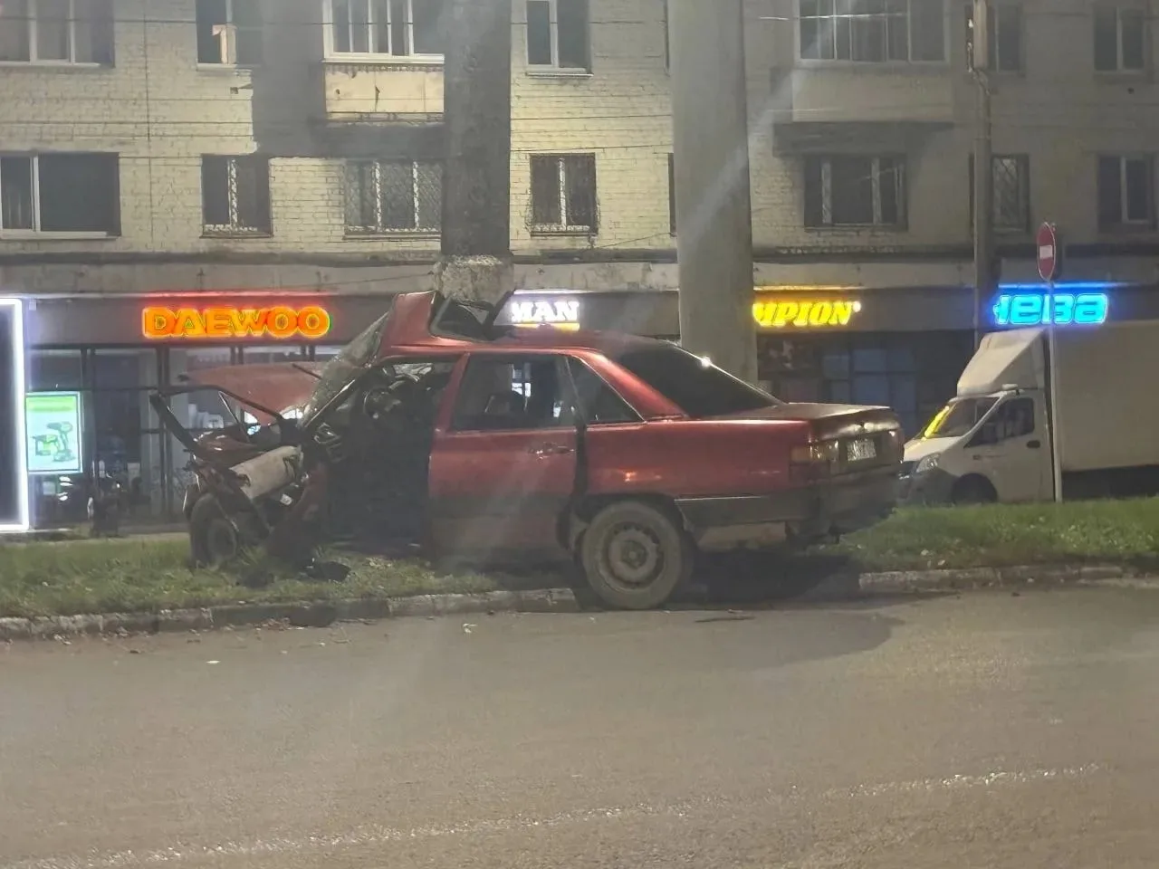 Ночное ДТП перед Южным мостом: Audi 80 врезалась в столб