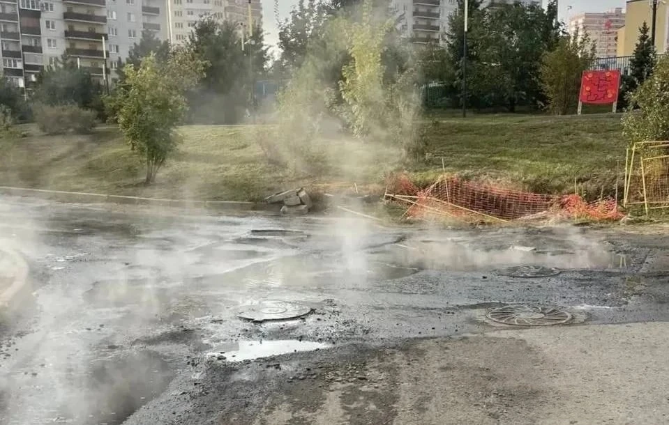 Два авто провалились в яму из-за коммунальной аварии в Ростове