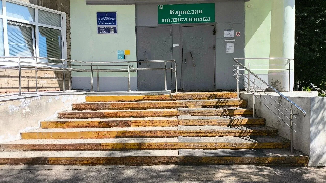 Нормально так оптимизировали? ЛОРа нет, окулиста нет… Предлагают самим по направлению з...