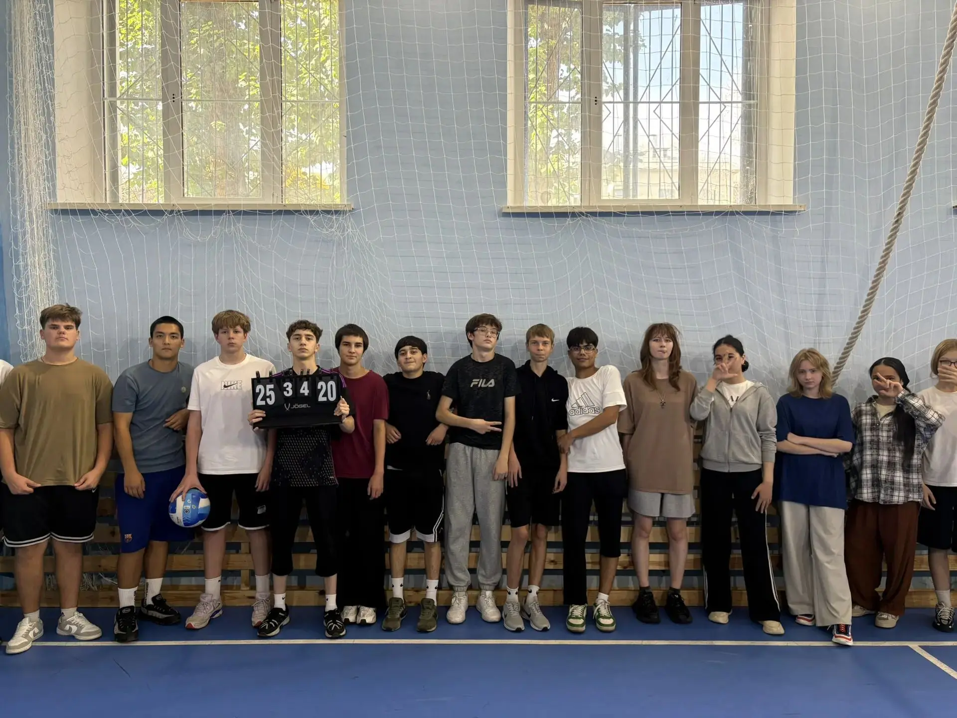 🏐 Сегодня состоялся волейбольный матч между командами 6-х и 9-х классов!