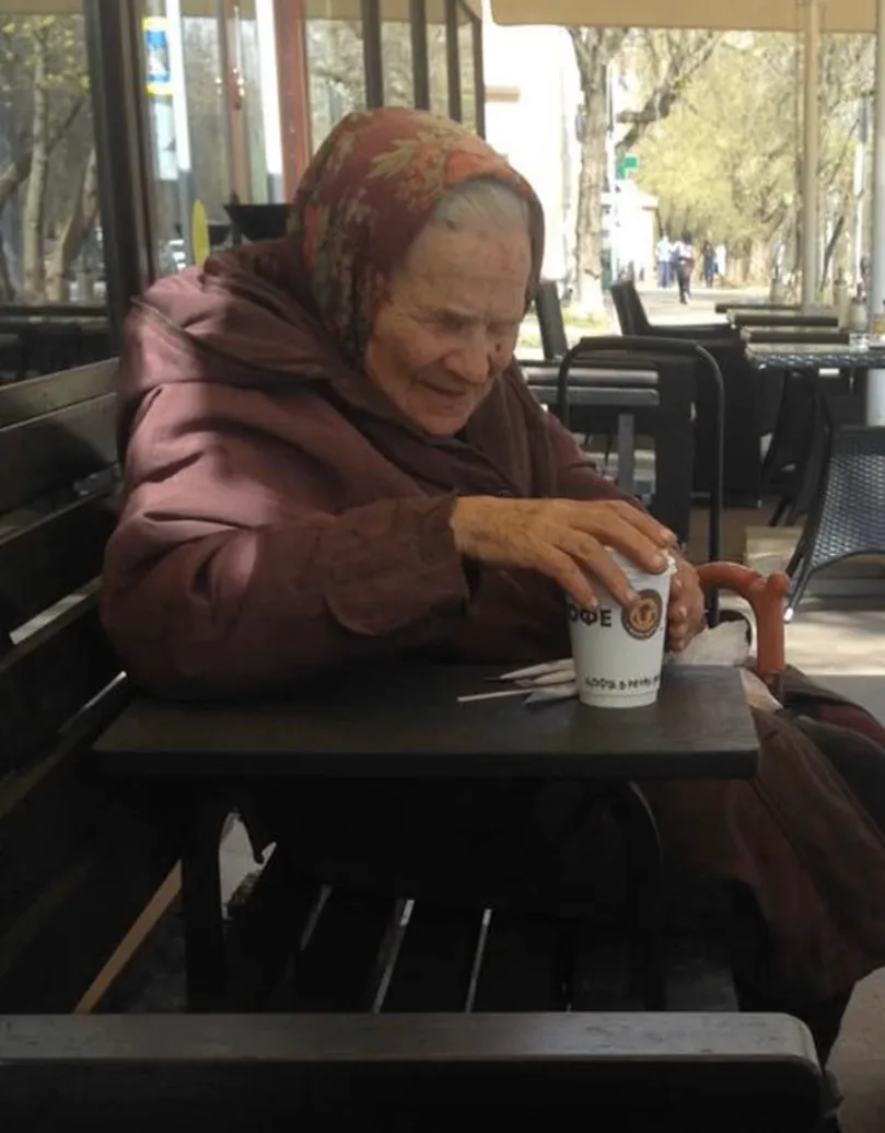 Работаю в кафе. Оно у нас до 20:00 работает. Потом еще час на уборку. И вот перед закры...