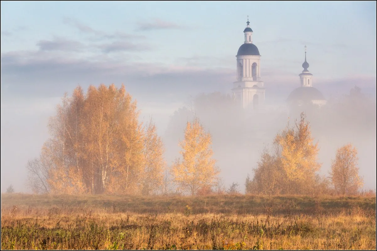 Сегодня голубое небо, золотая осень и большой праздник.