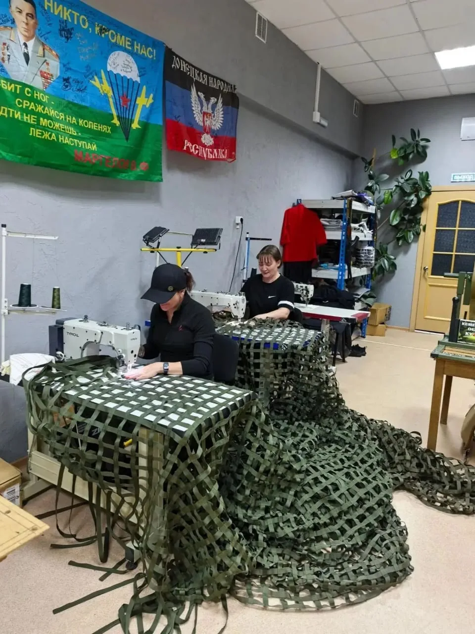 Не останавливается работа за швейными машинами. Обязательно надо успеть к сроку выполни...