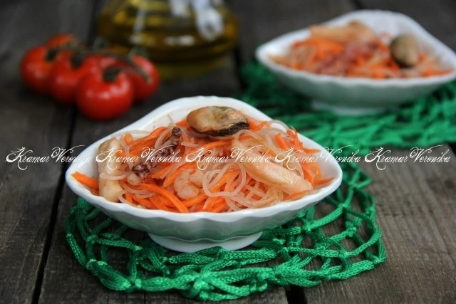 Салат с фунчозой и морепродуктами