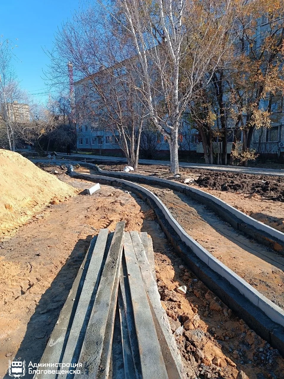 🏗️Тротуары, скамейки и озеленение: в микрорайоне Благовещенска благоустраивают сквер