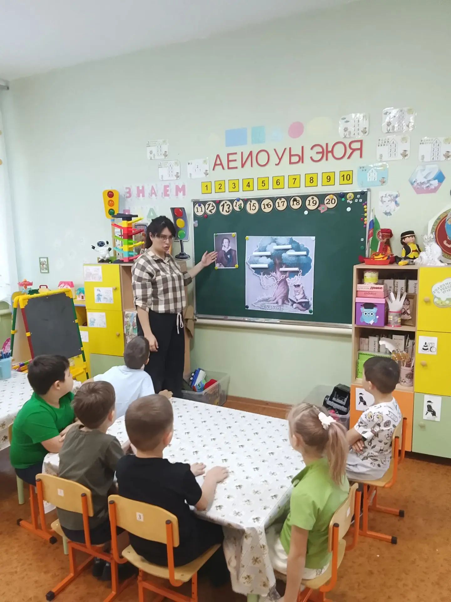 На занятии по развитию речи ребята познакомились с самым известным писателем Александро...