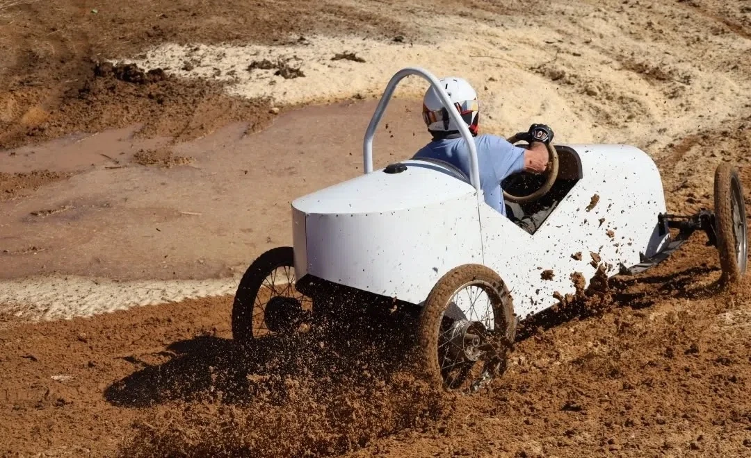 🏎️ Рёв моторов и эстетика 1920-х: в Полотняном Заводе прошли уникальные ретро-гонки