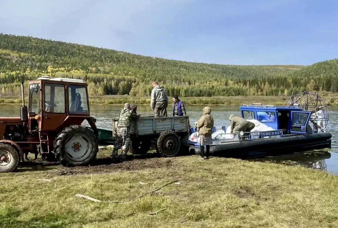 ⛴️Завершили осенний завоз продуктов питания в наши отдалённые сёла — Боярск, Омолой и О...