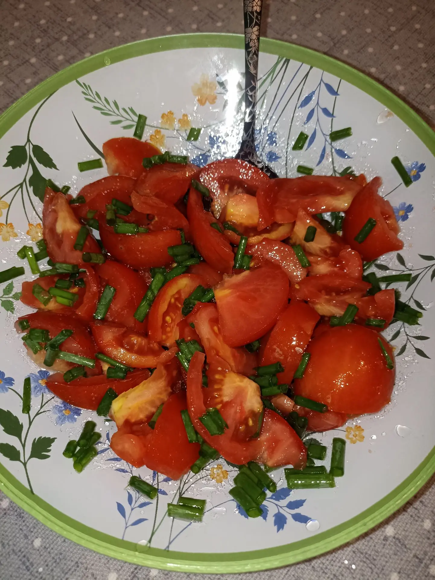 Мы ещё едим свой лучок и помидорки 🤤