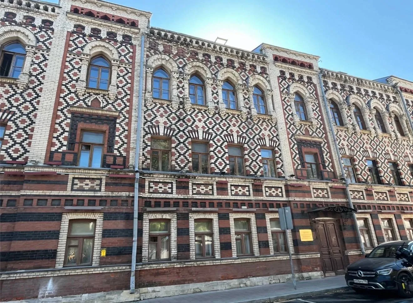 Сегодня гуляем по Крапивенскому переулку. Здесь нас ждёт целый архитектурный ансамбль, ...