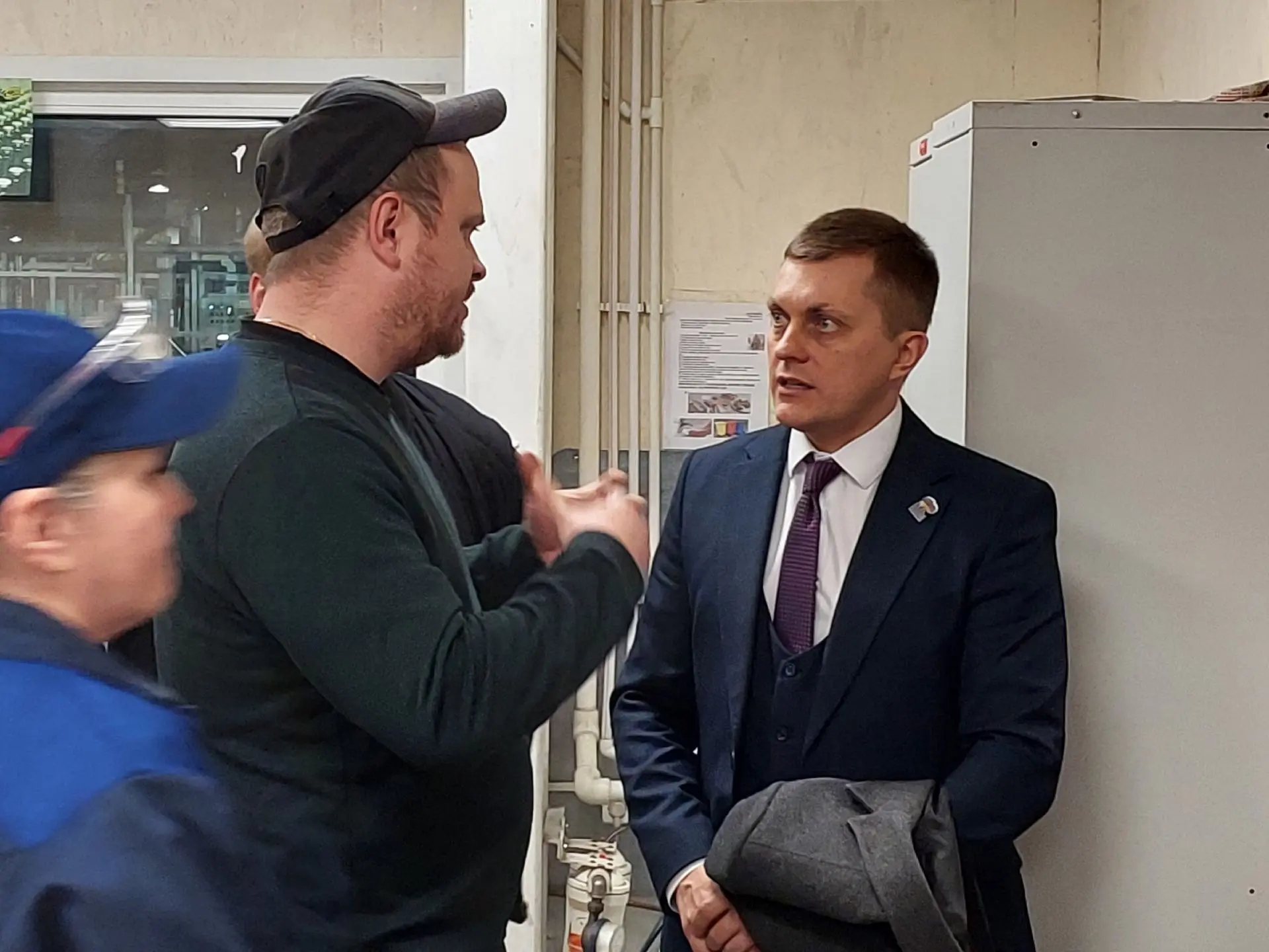 Накануне на Чагодощенском стеклозаводе прошла встреча главы округа Ильи Шубина с трудов...