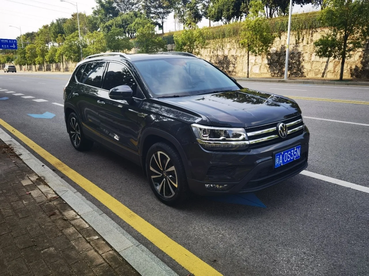 🚘 Volkswagen Tharu (Luxury)
