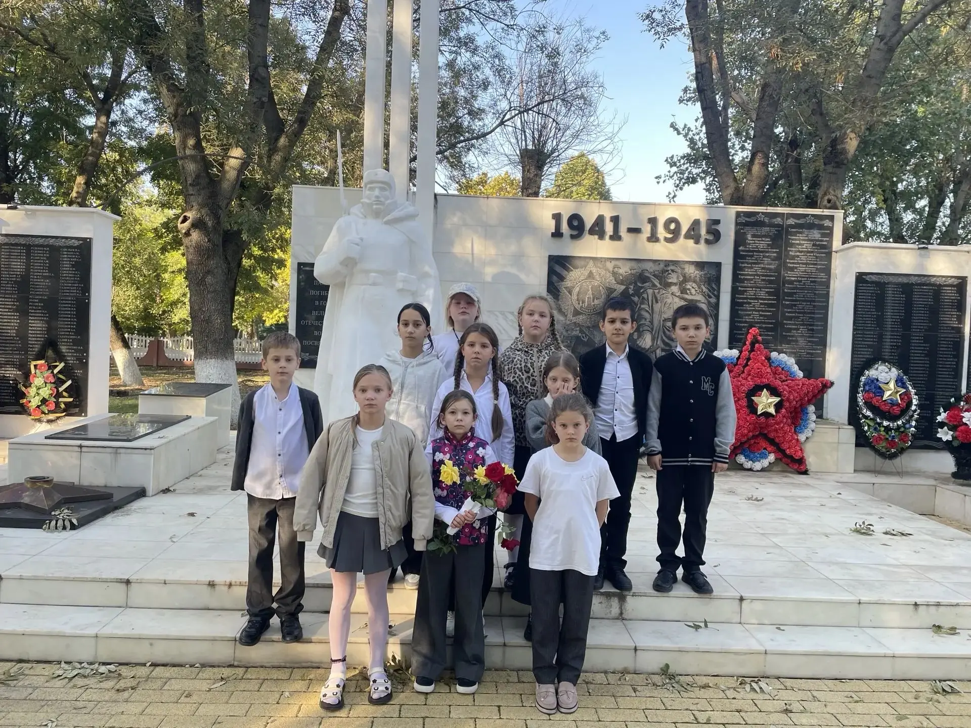 Сегодня для учащихся 3 «Б» класса МБОУ СОШ №1 с. Успенского прошёл Урок Памяти, посвящё...