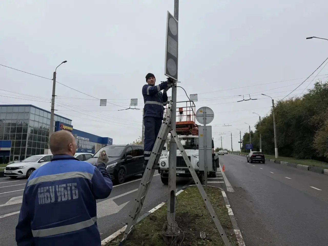 Специалисты восстановили светофор после вчерашней аварии на Волчанской