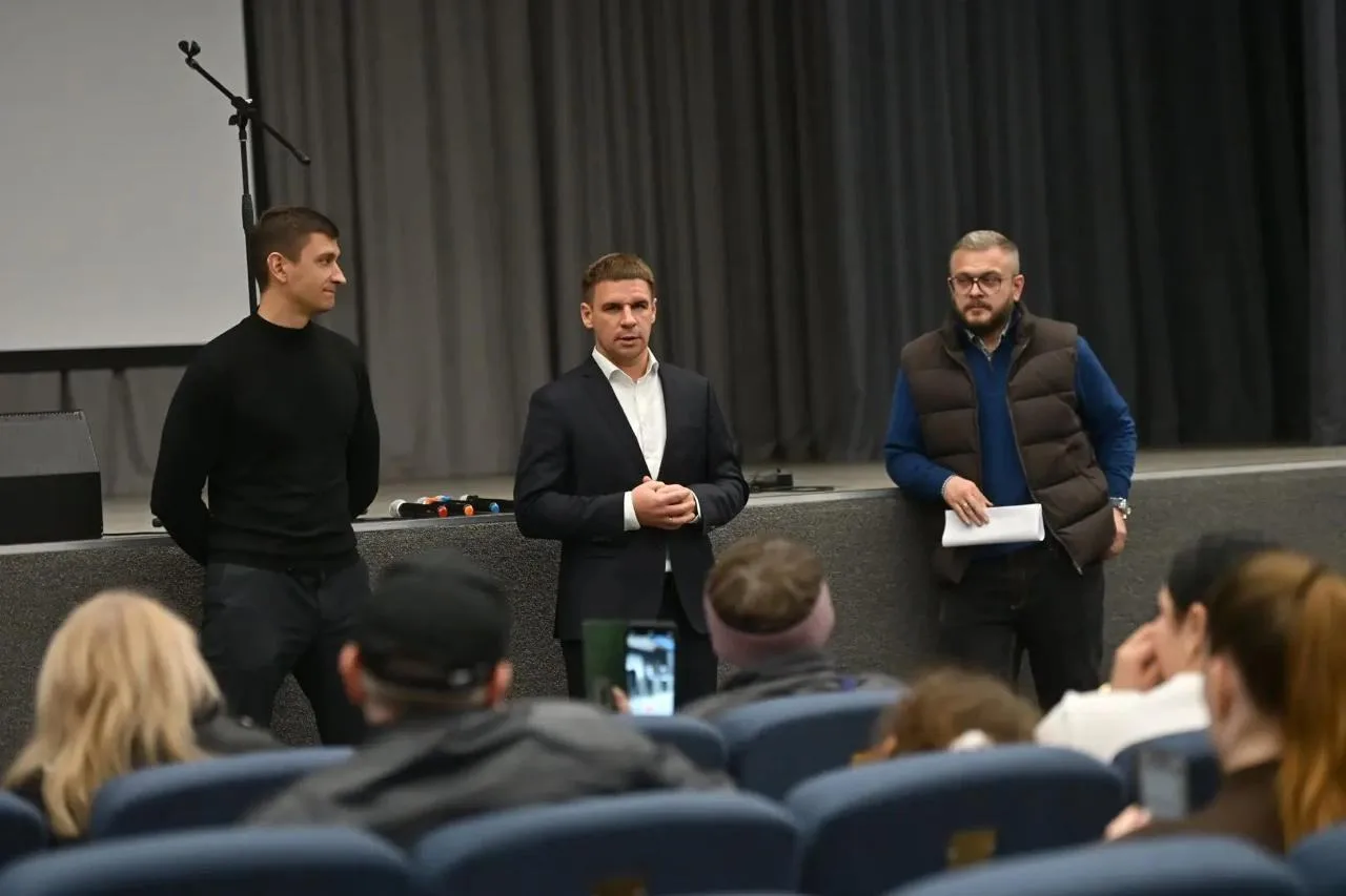 🏫 Заместитель главы Балашихи Михаил Объедков провёл встречу с жителями дома № 5 по ули...