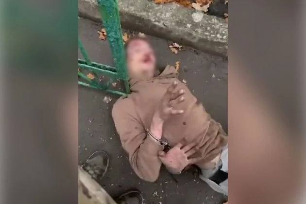 Подозреваемого в расстреле пятерых украинских военных в Харьковской области избили во в...